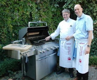 Andre Greule und Johannes Grimm am Weber-Gasgrill