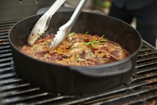 Weber Dutch oven optimal für Schmorgerichte vom Grill. 